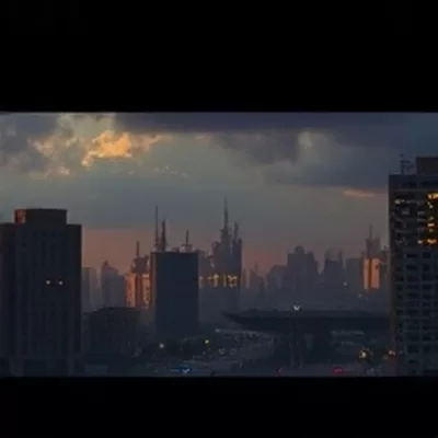 《青瓦巷》方版海报，雨中青瓦屋顶与远处灯火